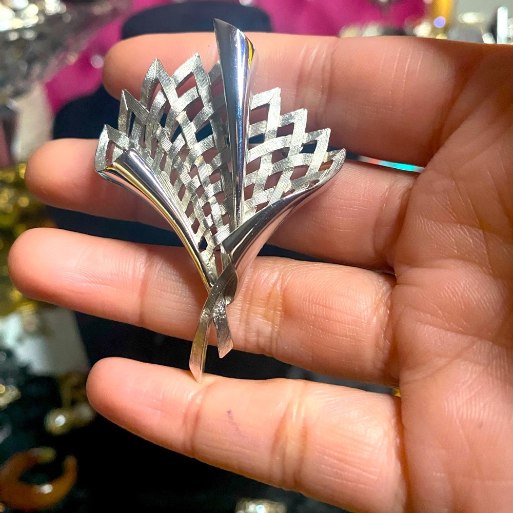 Vintage Trifari signed silver tone brooch